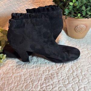 AEROSOLES Black Leather Ankle Booties